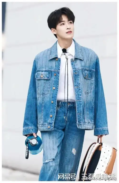 何洛洛什么神仙颜值啊,阳光帅气迷人十足,微微一笑很倾城!