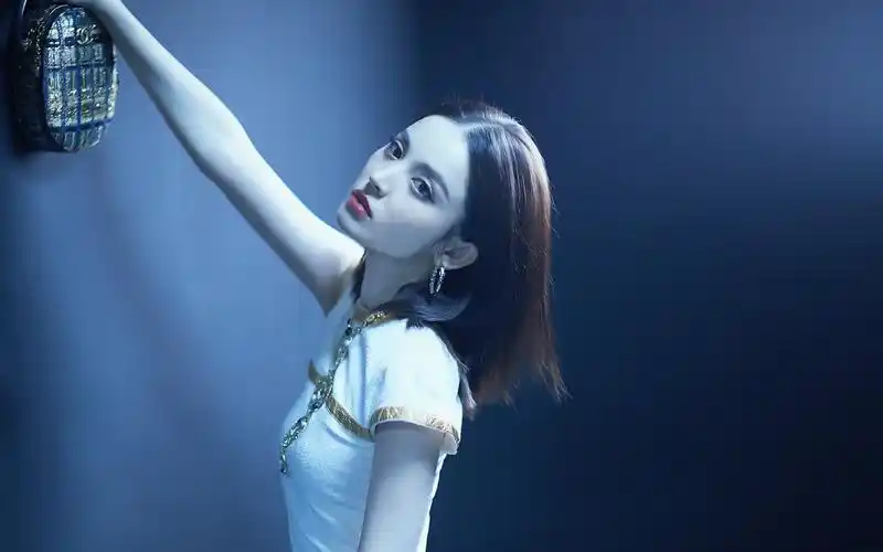 古力娜扎气质黑白照片-美女壁纸-高清美女图片-第9图-娟娟壁纸