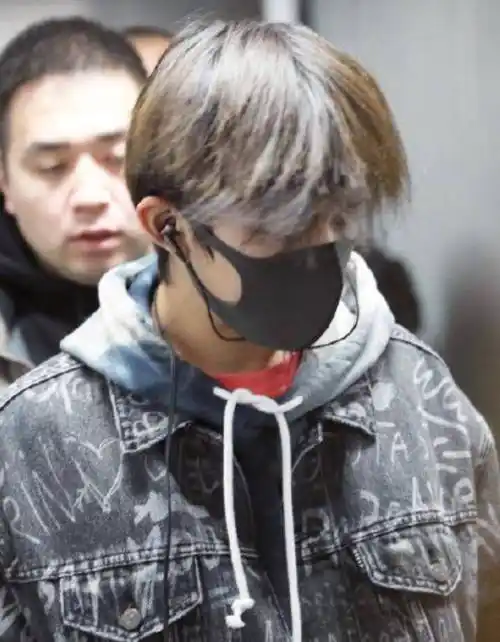 王源机场照,易烊千玺机场照,看见王俊凯:这才是真正的大佬!