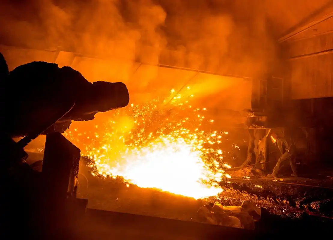 钢铁工人高温下的坚守(4)