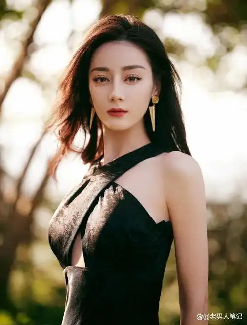 迪丽热巴美照上新,晒出海边浪漫大片,碧海蓝天,卷发红唇搭配镂空黑色