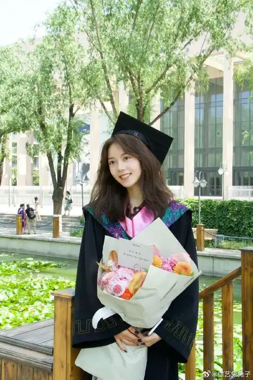 赵今麦学士服照