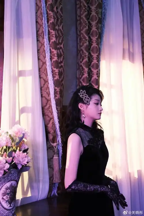 关晓彤穿流苏黑裙戴蕾丝手套 造型妩媚迷人