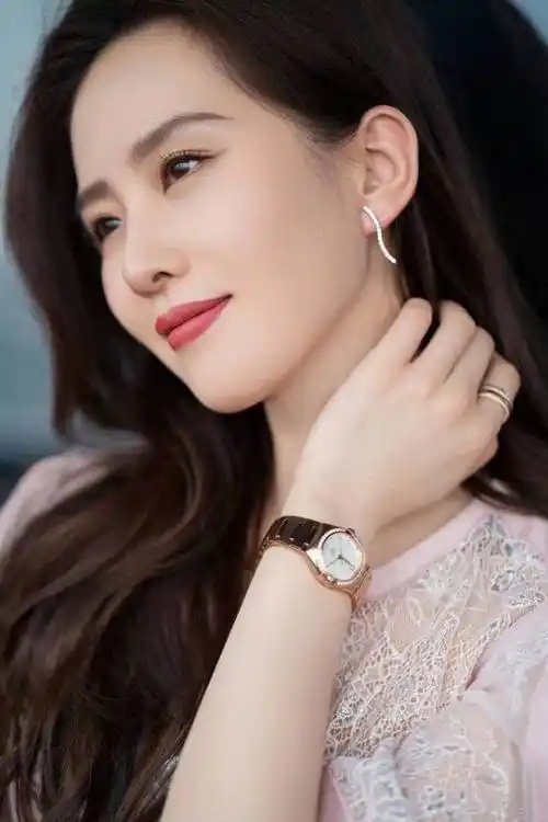 刘诗诗粉裙卷发拍写真明媚甜美古典美人温柔大方气质满满