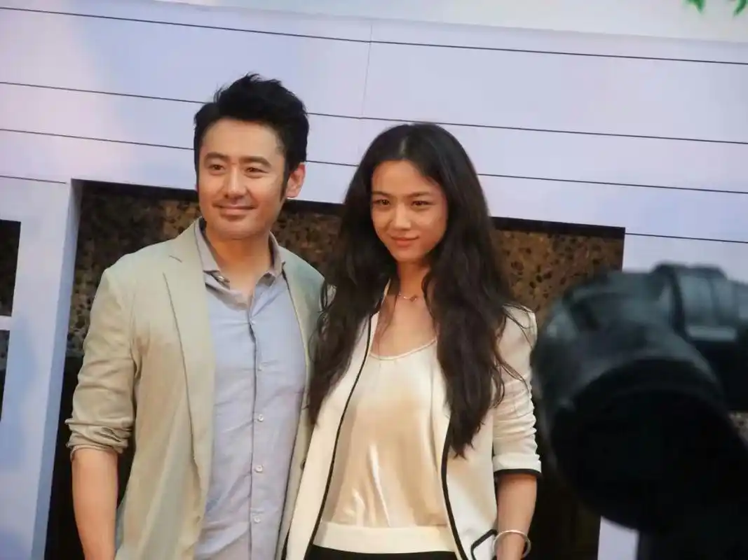 汤唯吴秀波这对荧幕情侣太甜了,白色西装穿搭优雅吸晴,十分养眼