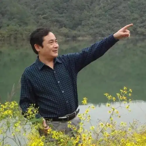 【作者简介】张延年,笔名栀子,水沐年华,大学学历,主任编辑职称,湖北