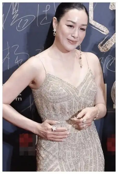 钟丽缇扮演主播穿西装领口开的很低素颜戴眼镜也遮不住老态