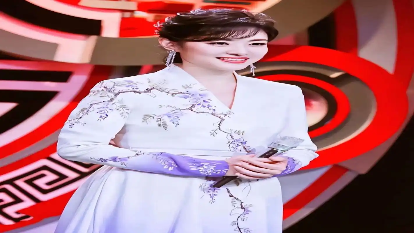 前央视主持周涛近照,56岁素颜无皱纹,一身正装戴眼镜领导范十足