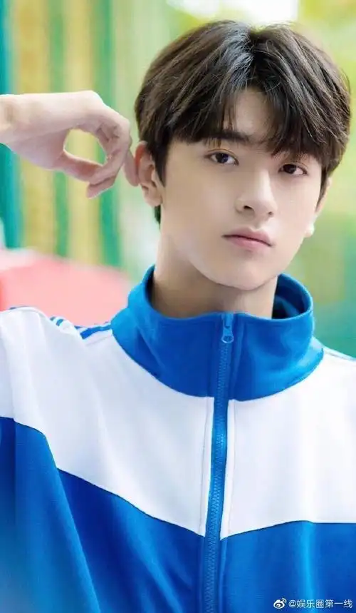 林一超话#明星校服照大赛#我们的林一同学来啦,身高187,校服也能穿出