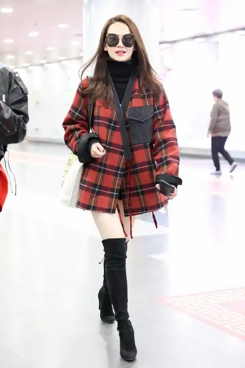 戚薇格子外套配过膝长靴,秀雪白美腿