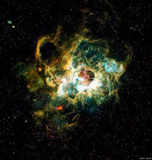 ngc2442星系是一个非常特殊也非常美丽的天体,距离地球约5000万光年