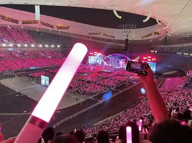 五月天鸟巢演唱会现场,140元的荧光棒会随着现场场控变化颜色.