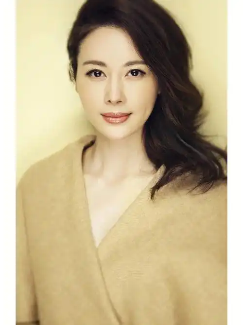 邓英,古装造型雍容华贵