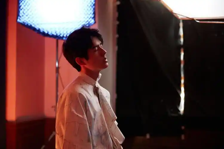 被刘昊然惊艳到了穿西装拍摄初春大片24岁治愈少年颜值满分