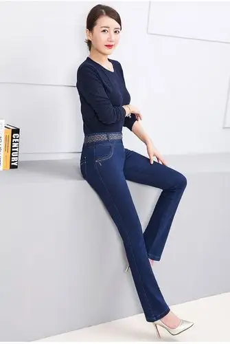 秋款新款宽松中老年女裤高腰绣花牛仔裤女微喇妈妈牛仔裤