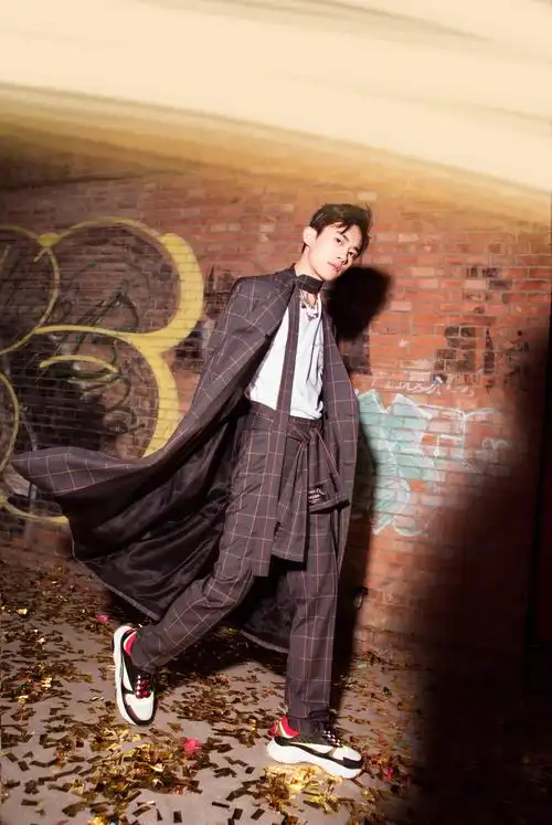 易烊千玺身穿dior玩街拍17岁少年的复古大片尽显桀骜不驯男人味