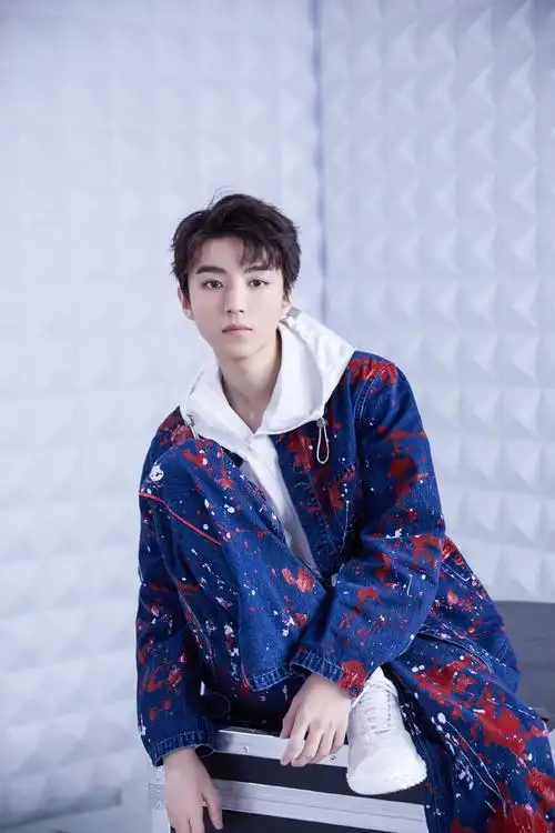 王俊凯喷绘牛仔装文艺写真图片56