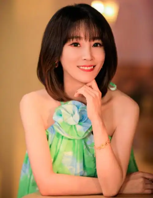 40岁谢楠留长发也太美了!锁骨发配挂脖吊带,美得像换了个人