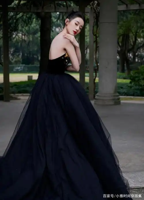 袁冰妍穿黑色碎金抹胸长裙走红毯气质高贵状态佳生图也没崩