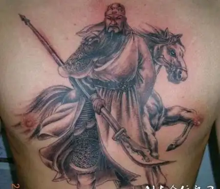 男生胸前时尚的霸气关公纹身图片