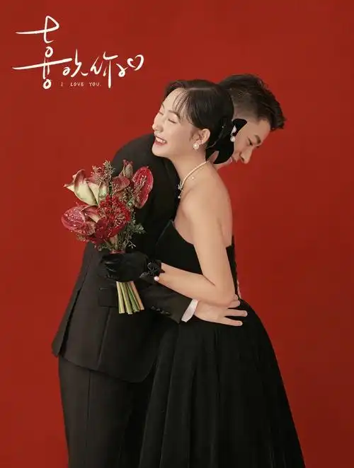 糖啦红色背景婚纱照好甜好好看呀00