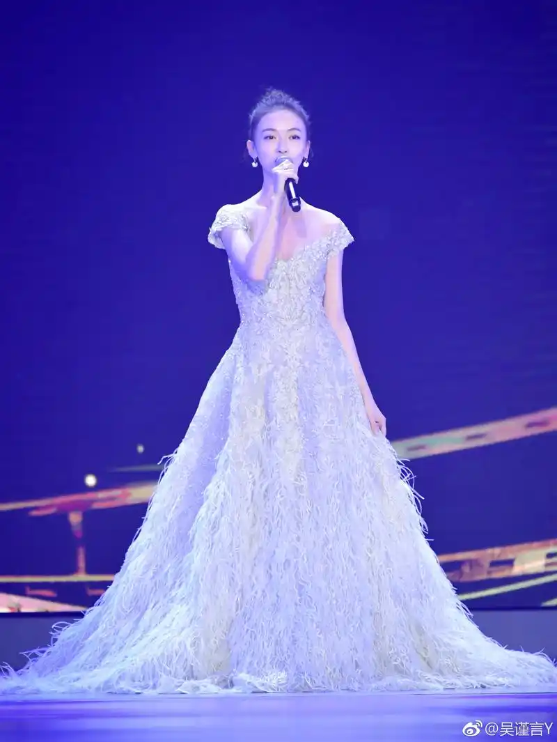 吴谨言一身白色纱裙出席活动,优雅灵动,娇俏可人