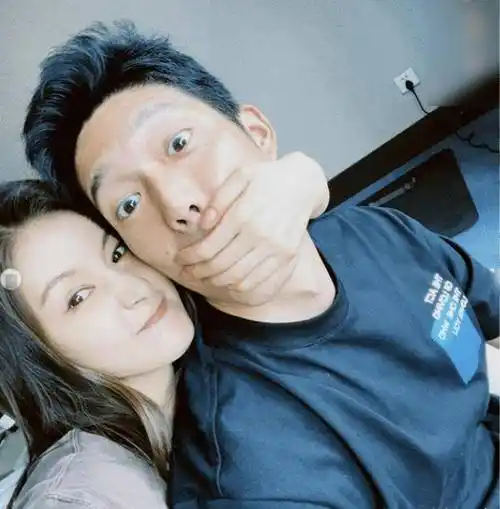 王子文晒与吴永恩合照,两人甜蜜如初,王子文素颜状态却被热议!