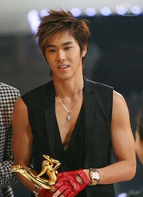 郑允浩为什么叫南韩第一a瑜卤允浩他在韩国人气地位算是几线