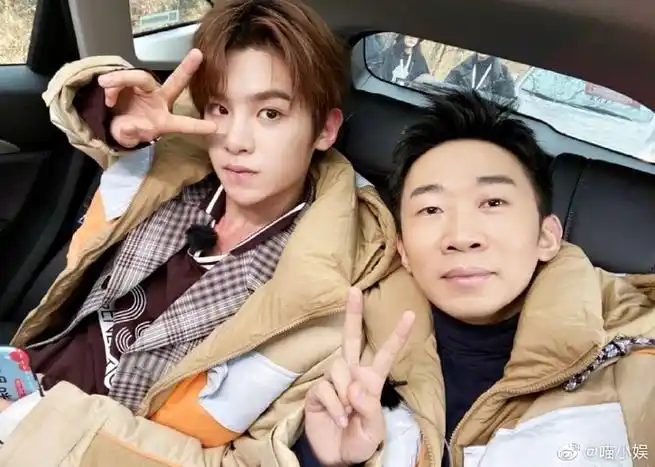 那些年,出现在合照里的黄明昊,奶萌可爱,阳光帅气,氛围感满满,慕了慕