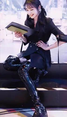 郑爽穿西装裙配长靴,酷帅个性,陈学冬菱形印花外套,帅气时尚