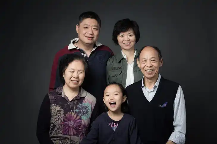 迎中秋;庆国庆——祖孙三代全家福