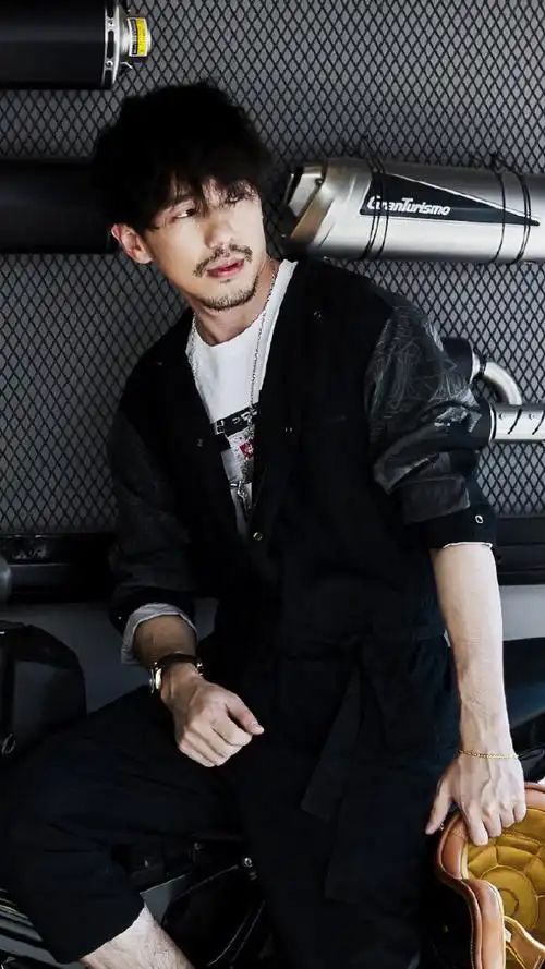 白宇 为什么这个男生留胡子这么可爱!