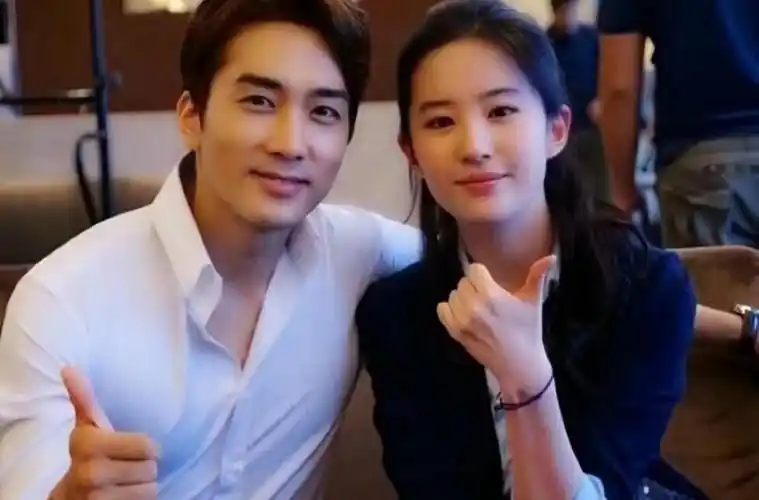 因为要拍摄新片《第三种爱情》,导演组邀请宋承宪出演,对方比神仙姐姐