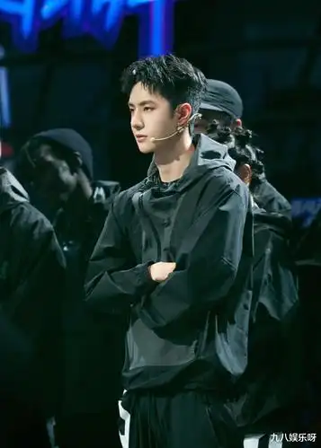 王一博在《街舞3》中夸自己的偶像,却被粉丝"批评":禁止卖惨!_火锅局