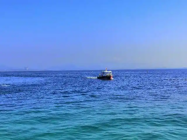 初次上岛,映入眼帘的是辽阔而美丽的大海,海水清澈且碧绿,让人赏心