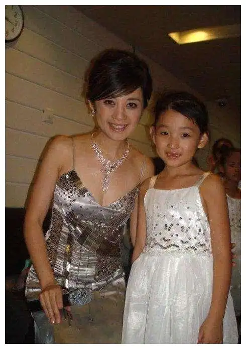 52岁许戈辉近照与丁健结婚开启了她的豪门生活女儿好可爱