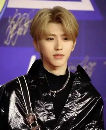 女朋友,或者是他们心目当中喜欢的那个女孩子,都是成为了蔡徐坤的粉丝