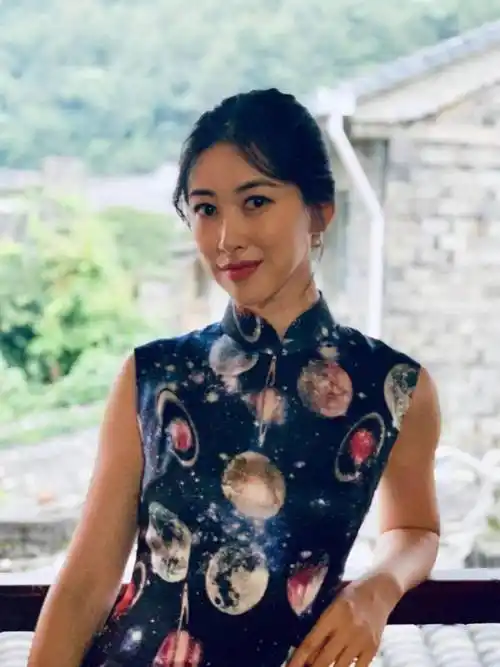 被朱珠的上班图惊艳到!梳了盘发穿旗袍秒变"水蜜桃",性感又迷人