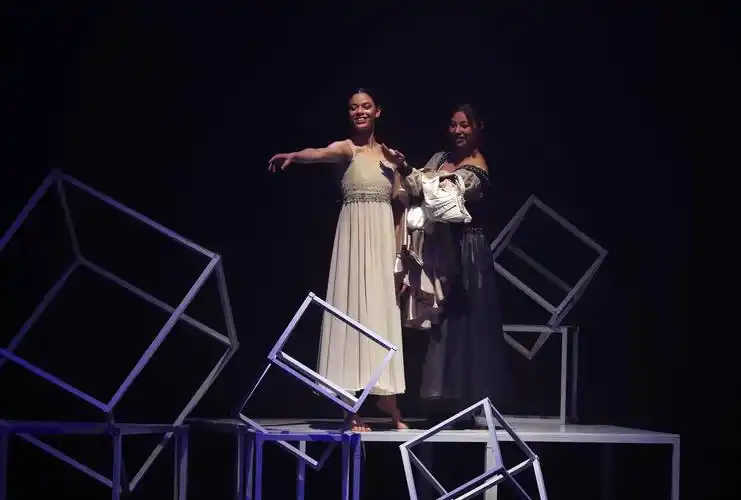 来自突尼斯歌剧院的演员在突尼斯首都突尼斯市表演芭蕾舞剧《罗密欧和