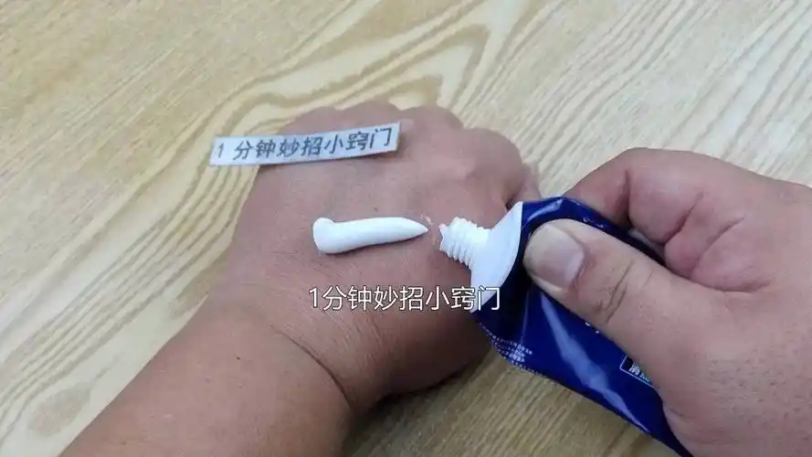 把牙膏涂抹在手上,实在太厉害了,解决了每个人的大烦恼,快试试_异味