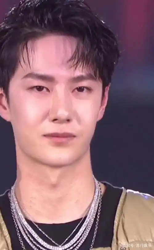 王一博身体过敏严重!直播现场脖子,额头很多红疙瘩