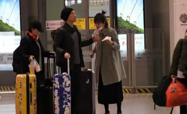 徐静蕾黄立行感情真好当街喂食不避讳穿大衣显得挺娇嫩的