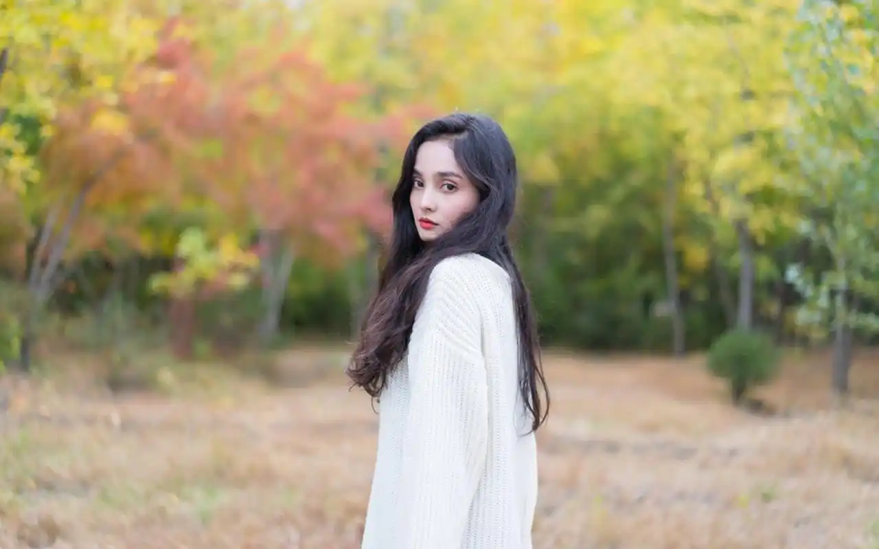 混血美女秋季户外写真图片桌面壁纸