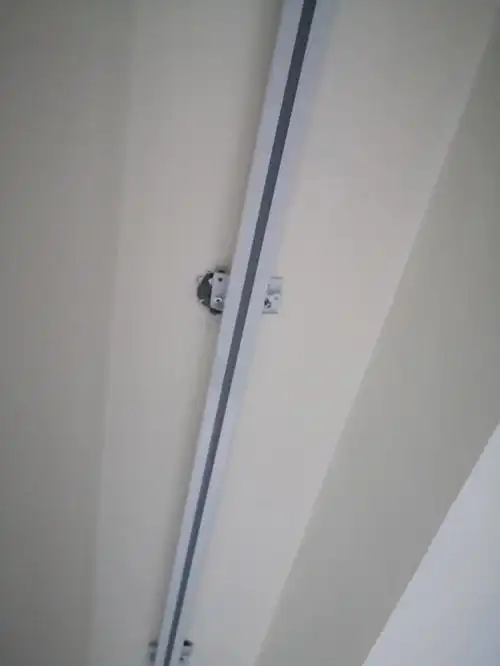 电动窗帘轨道装成这样子了