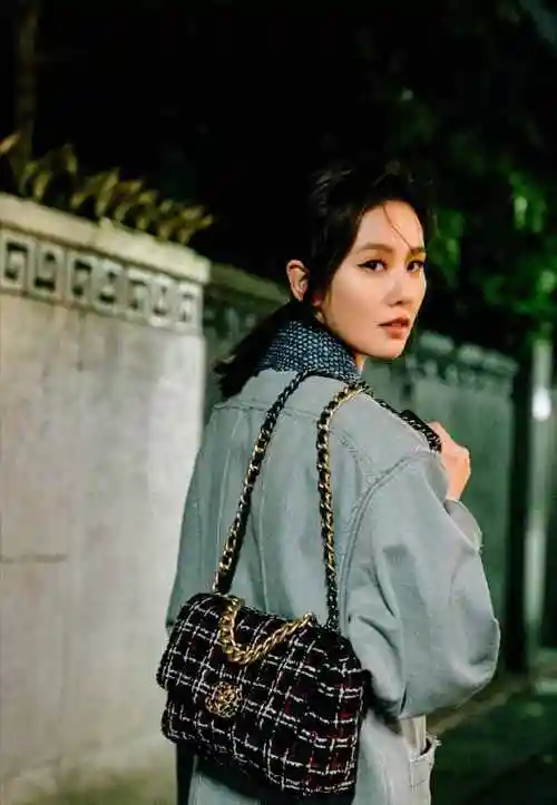 女神刘诗诗也街拍!穿牛仔西装外套太个性,格子包包尽显优雅气质