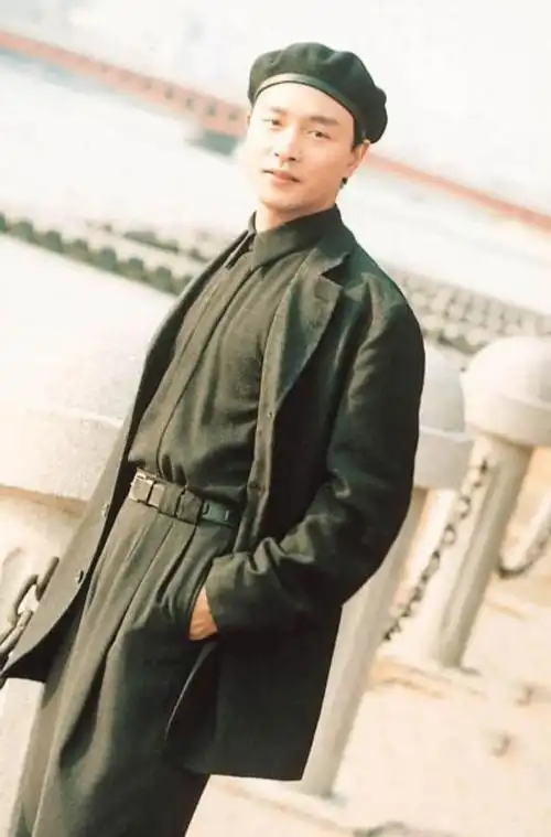 张国荣发型同款三七分,一直说这个造型非常的经典,张国荣发型师是谁