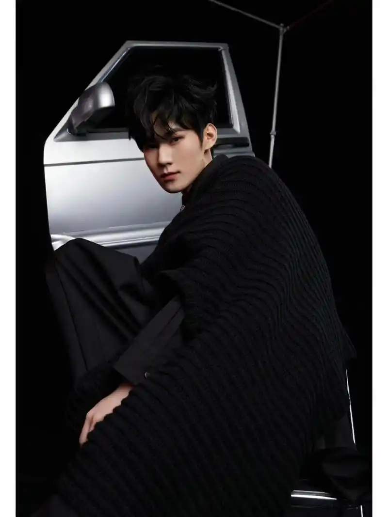 all black穿搭酷帅有型 张真源4新穿搭分享来啦 黑色斗篷搭配厚底大头