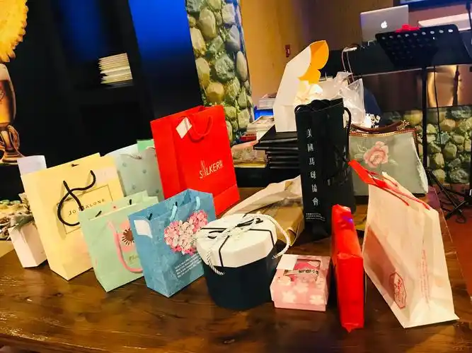 礼物摆满了桌子.