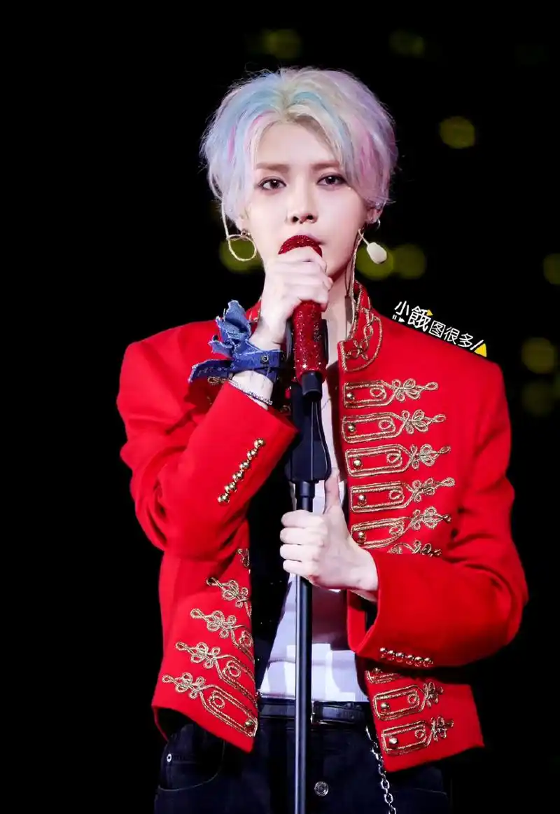 鹿晗染了彩色头发,好看吗?