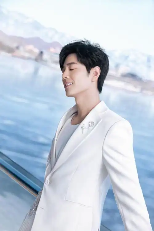 肖战今日网络视听盛典造型身穿白色西装的白马王子